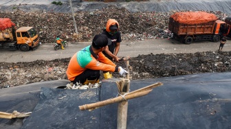 Petugas memasang patok pada geomembran sebagai media pelindung untuk menutup tumpukan sampah di Tempat Pengolahan Sampah Terpadu (TPST) Bantargebang, Kota Bekasi, Jawa Barat, Selasa (4/8/2026). [ANTARA FOTO/Darryl Ramadhan/kye]