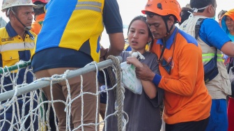 Petugas membantu penumpang korban kebakaran kapal KM Mutiara Sentosa II turun dari kapal KN Masalembo setibanya di Dermaga Jamrud Utara, Pelabuhan Tanjung Perak, Surabaya, Jawa Timur, Selasa (4/8/2026). [ANTARA FOTO/Didik Suhartono/YU]
