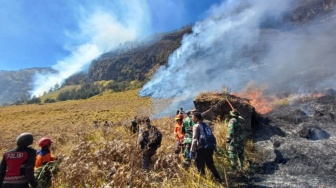BNPB Kerahkan Helikopter Water Bombing untuk Taklukkan Bara di Gunung Bromo