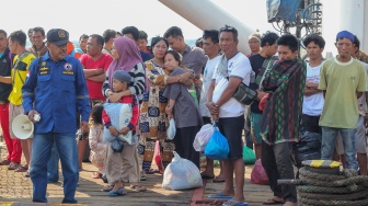 Sejumlah korban kebakaran kapal KM Mutiara Sentosa II berada di atas Kapal Negara (KN) Masalembo yang bersiap untuk bersandar di Dermaga Jamrud Utara, Pelabuhan Tanjung Perak, Surabaya, Jawa Timur, Selasa (4/8/2026). [ANTARA FOTO/Didik Suhartono/YU]