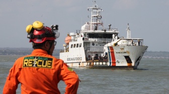 Kapal Negara (KN) Masalembo yang membawa korban kebakaran kapal KM Mutiara Sentosa II bersiap untuk bersandar di Dermaga Jamrud Utara, Pelabuhan Tanjung Perak, Surabaya, Jawa Timur, Selasa (4/8/2026). [ANTARA FOTO/Didik Suhartono/YU]