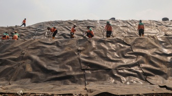 Gunungan Sampah Bantargebang Ditutup Geomembran