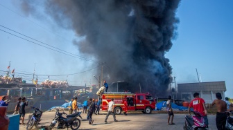 Asap hitam membubung ke langit dari lokasi kebakaran tumpukan jaring ikan di galangan kapal nelayan Karangsong, Indramayu, Jawa Barat, Kamis (6/8/2026). [ANTARA FOTO/Dedi Suwidiantoro/wsj]