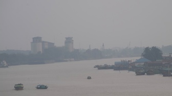 Sejumlah kapal melintasi Sungai Musi yang diselimuti kabut asap di Palembang, Sumatera Selatan, Rabu (5/8/2026). [ANTARA FOTO/Nova Wahyudi/foc]
