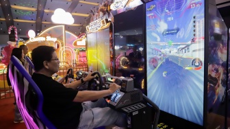 Pengunjung mencoba salah satu wahana permainan pada Fun Asia Expo 2026 di JIExpo Kemayoran, Jakarta, Kamis (6/8/2026). [Suara.com/Alfian Winanto]