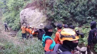 Maut di Jalur Punggung Naga: Perjuangan Dramatis Evakuasi Jenazah dari Tebing Gunung Piramid
