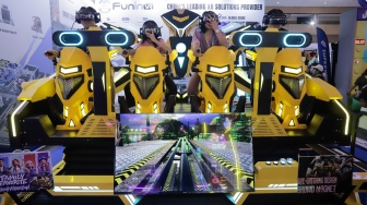 Pengunjung mencoba salah satu wahana permainan pada Fun Asia Expo 2026 di JIExpo Kemayoran, Jakarta, Kamis (6/8/2026). [Suara.com/Alfian Winanto]