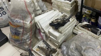 Ratusan Senpi di Ruang Ketua Yayasan Sekolah Jaksel Terbongkar! Disimpan Dalam Karung dan Styrofoam