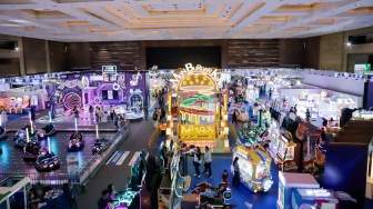 Pengunjung mencoba wahana permainan pada Fun Asia Expo 2026 di JIExpo Kemayoran, Jakarta, Kamis (6/8/2026). [Suara.com/Alfian Winanto]