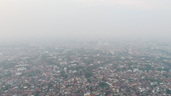 Foto udara kawasan padat penduduk yang diselimuti kabut asap di Palembang, Sumatera Selatan, Rabu (5/8/2026). [ANTARA FOTO/Nova Wahyudi/foc]
