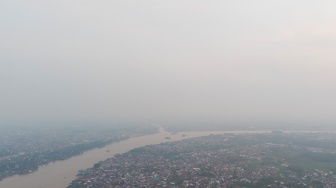 Foto udara kawasan Sungai Musi yang diselimuti kabut asap di Palembang, Sumatera Selatan, Rabu (5/8/2026). [ANTARA FOTO/Nova Wahyudi/foc]
