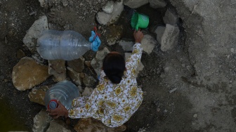Warga menciduk air pada galian belik saat mencari air di Bogor Kopen, Desa Bojong, Wonosegoro, Boyolali, Jawa Tengah, Rabu (5/8/2026). [ANTARA FOTO/Aloysius Jarot Nugroho/foc]