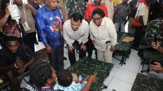 Wamendagri Ribka Haluk Turun Langsung Tinjau Penanganan Dugaan Keracunan MBG di Kabupaten Jayapura