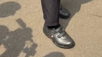 Temui Presiden Prabowo di Istana, Kepala BRIN Pamer Sepatu Inovasi Lokal Harga Rp75 Ribu
