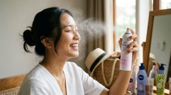 5 Cara Memakai Sunscreen Spray yang Benar, Bukan Asal Semprot