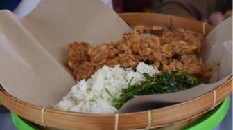 Mencicipi Nasi Telur Mang One Jambi: Telur Garing, Nasi Daun Jeruk, dan Sensasi Paru Mercon