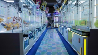 Pengunjung mencoba salah satu wahana permainan pada Fun Asia Expo 2026 di JIExpo Kemayoran, Jakarta, Kamis (6/8/2026). [Suara.com/Alfian Winanto]