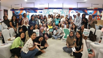 Peserta, narasumber, dan tim Sequis Life berfoto bersama usai sesi ketiga Sequis SHEPRENEUR Learning Series. [handout] 