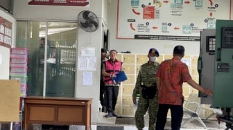 Kenakan Rompi Tahanan dan Tangan Terborgol, Febrie Adriansyah Dibawa ke Kejagung untuk Diperiksa