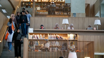 Pengunjung memilih buku yang akan dibaca di Perpustakaan Taman Ismail Marzuki, Jakarta, Jumat (7/8/2026). [Suara.com/Alfian Winanto]
