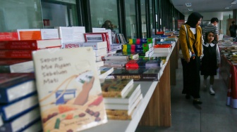 Pengunjung memilih buku yang akan dibaca di Perpustakaan Taman Ismail Marzuki, Jakarta, Jumat (7/8/2026). [Suara.com/Alfian Winanto]

