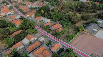 Foto udara bendera Merah Putih yang terbentang di Kampung Peundeuy Timur, Desa Karang Satu, Kecamatan Karangbahagia, Kabupaten Bekasi, Jawa Barat, Kamis (6/8/2026). [ANTARA FOTO/Darryl Ramadhan/kye]