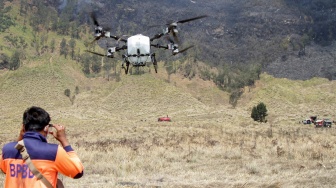 Petugas mengoperasikan drone water spray untuk memadamkan kebakaran hutan dan lahan (karhutla) di kawasan Taman Nasional Bromo Tengger Semeru (TNBTS), Kabupaten Probolinggo, Jawa Timur, Kamis (6/8/2026). [ANTARA FOTO/Umarul Faruq/kye]