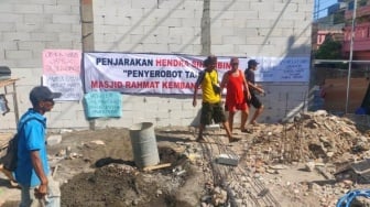 Drama Tanah Wakaf Pandegiling Memanas, Proyek Dihentikan Paksa