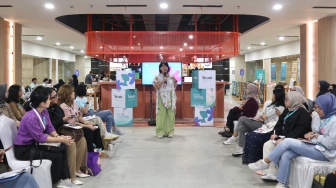 Praktisi Digital Branding dan Content Creator Zata Ligouw membawakan sesi Crafting Your Authentic Personal Brand in Digital Era. [handout]