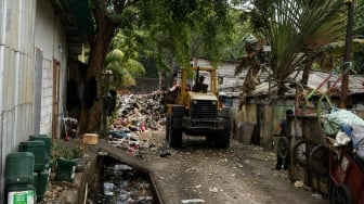 140 Ton Sampah Kedaung Kali Angke Dibersihkan, DLH Kerahkan Alat Berat dan Belasan Truk
