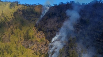 Foto udara kebakaran hutan di kawasan Taman Nasional Bromo Tengger Semeru (TNBTS), Kabupaten Probolinggo, Jawa Timur, Kamis (6/8/2026). [ANTARA FOTO/Umarul Faruq/kye]