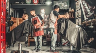 Bebas Ribet! 8 Tren Rambut Keriting Pria untuk Wajah Kotak yang Gampang Ditata
