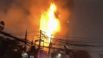 Kantor Bapenda DKI Jakarta Dilalap si Jago Merah, Api Semakin Membesar