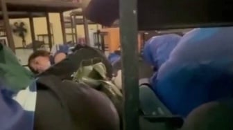 Foto Detik-detik Siswa Sembunyi di Bawah Meja saat Penembakan Brutal di Sekolah Nonthaburi Thailand