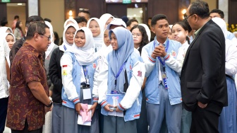 Direktur Utama PT Bank Syariah Nasional Alex Sofjan Noor (kiri) dan Komisaris Utama PT Bank Syariah Nasional Bahrullah Akbar (kanan) saat acara Company Visit Indonesia Student & Youth Forum (ISYF) Pelajar Peduli, Generasi Terlindungi Literasi Keuangan sebagai Bekal Generasi Muda Menuju Masa Depan di Jakarta, Kamis (6/8/2026). [handout]