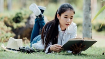 Label Beauty with Brain untuk Perempuan: Pujian atau Warisan Stereotip?