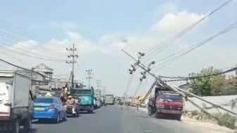 10 Tiang Listrik Roboh Beruntun di Pantura Gresik, Satu Orang Jadi Korban