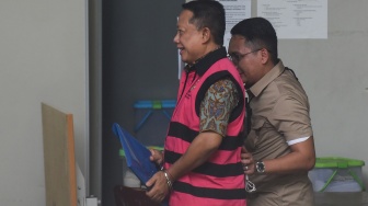 Tersangka yang merupakan mantan Jaksa Agung Muda Tindak Pidana Khusus (Jampidsus) Febrie Adriansyah (kiri) berjalan menuju mobil tahanan di Rutan Cabang KPK, Jakarta, Jumat (7/8/2026). [ANTARA FOTO/Indrianto Eko Suwarso/YU]