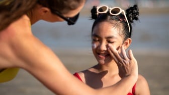 Anak Bebas Main di Luar Seharian, Ini 5 Sunscreen yang Siap Melindungi!