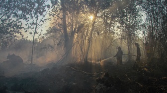 Petugas berupaya memadamkan kebakaran lahan di dekat kawasan permukiman Tegal Sari, Palangka Raya, Kalimantan Tengah, Jumat, (7/8/2026). [ANTARA FOTO/Auliya Rahman/hma]