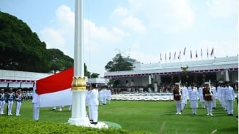 Ironi di Lapangan Upacara: Pejabat Duduk Nyaman, Peserta Berdiri Kepanasan