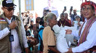 Kepala Bapanas dan Dirut Bulog Turun Langsung ke Alor Serahkan Bantuan Pangan Perdana ke Alor