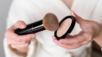 Bedak Setting Powder vs Finishing Powder Bedanya Apa dan Cara Pakainya
