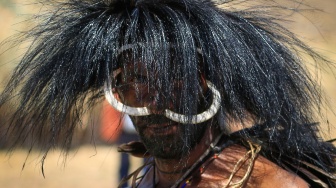 Seorang warga mengikuti acara pembukaan Festival Budaya Lembah Baliem (FBLB) ke-34 di Kabupaten Jayawijaya, Papua Pegunungan, Jumat (7/8/2026). [ANTARA FOTO/Yudhi Efendi/app]
