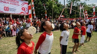 8 Aturan Lomba Makan Kerupuk 17 Agustus yang Aman dan Seru untuk Anak-anak