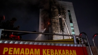 Pertugas Dinas Penanggulangan Kebakaran dan Penyelamatan (Gulkarmat) Jakarta berupaya memadamkan kobaran api yang membakar Gedung Badan Pendapatan Daerah (Bapenda) DKI Jakarta di Jalan Abdul Muis, Jakarta, Jumat (7/8/2026). [ANTARA FOTO/Rakha Raditya Yahya/hma]