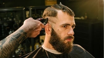 Punya Wajah Oval? Coba 10 Model Rambut Pria Ini Agar Penampilan Makin Rapi dan Menarik