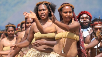 Sejumlah warga menari dalam pembukaan Festival Budaya Lembah Baliem (FBLB) ke-34 di Kabupaten Jayawijaya, Papua Pegunungan, Jumat (7/8/2026). [ANTARA FOTO/Yudhi Efendi/app]