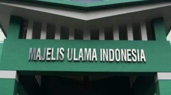 MUI: Pria Berbusana Wanita Saat Karnaval Agustusan Haram