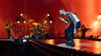 Konser Maroon 5: Momen yang Harus Dinikmati, Jangan Cuma Direkam!